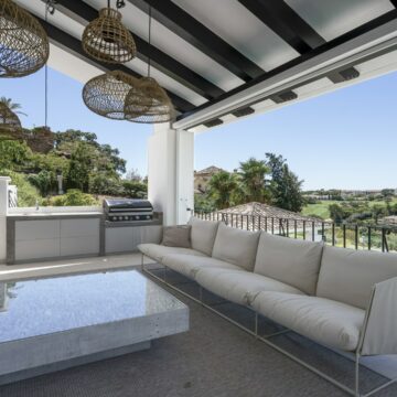 Well Equipped Family Mansion With Its Own Padel Court, Indoor Pool And Sea Views in Benahavis Picture 22