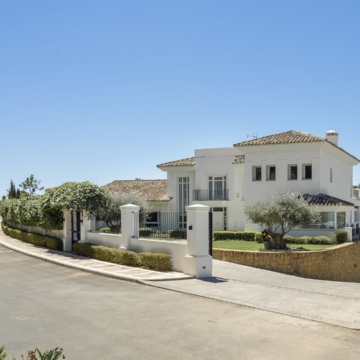 Well Equipped Family Mansion With Its Own Padel Court, Indoor Pool And Sea Views in Benahavis Picture 3