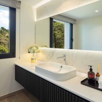 Exceptional Andalusian Mansion with Remarkable Scenery Sitting on the Summit of El Madronal, Benahavis Picture 22