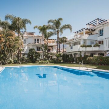 Fully Remodeled Stylish 2-bedroom Apartment in the sought-after community of Los Naranjos, Nueva Andalucia Marbella Picture 3