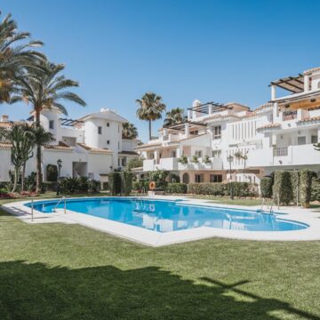 Fully Remodeled Stylish 2-bedroom Apartment in the sought-after community of Los Naranjos, Nueva Andalucia Marbella Picture 2