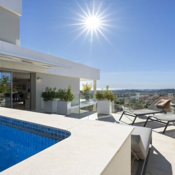 Luxurious Scandinavian Duplex Penthouse with Panoramic Views and Modern Design in La Morelia, Nueva Andalucia Picture 2