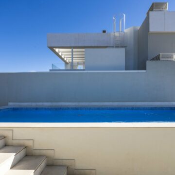 Luxurious Scandinavian Duplex Penthouse with Panoramic Views and Modern Design in La Morelia, Nueva Andalucia Picture 14