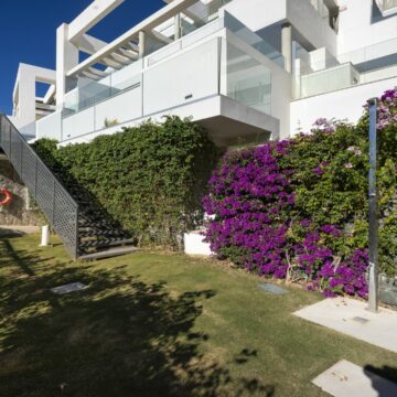 Luxurious Scandinavian Duplex Penthouse with Panoramic Views and Modern Design in La Morelia, Nueva Andalucia Picture 26