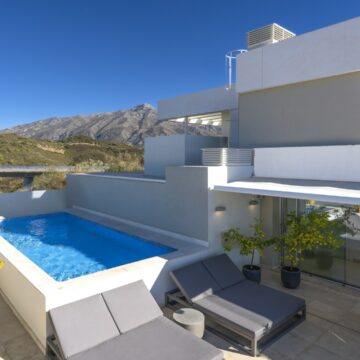 Luxurious Scandinavian Duplex Penthouse with Panoramic Views and Modern Design in La Morelia, Nueva Andalucia Picture 15