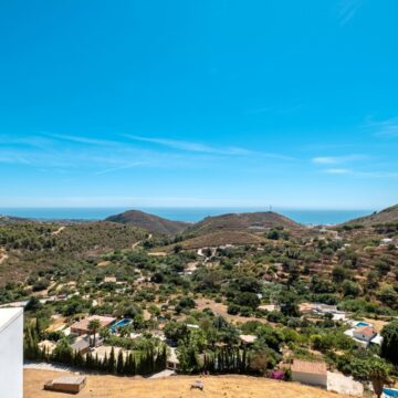 Luxurious Penthouse in the Exclusive Gated Resort-Like Community of Palo Alto, Located in Ojen, Marbella Picture 14