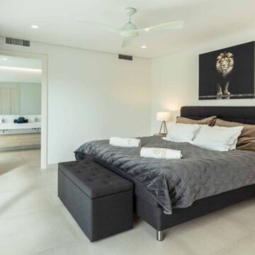 Sophisticated Fully Renovated Modern Villa Perfectly Positioned in the Heart of the New Golden Mile Picture 11