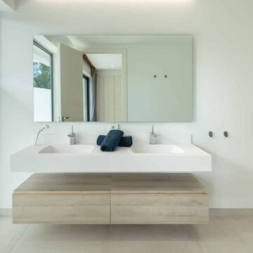 Sophisticated Fully Renovated Modern Villa Perfectly Positioned in the Heart of the New Golden Mile Picture 12