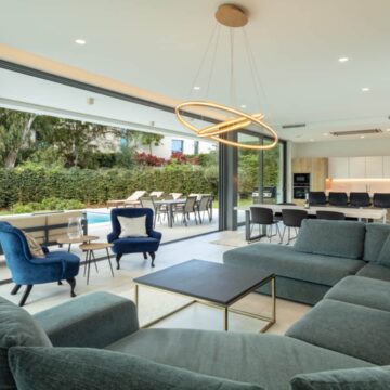 Sophisticated Fully Renovated Modern Villa Perfectly Positioned in the Heart of the New Golden Mile Picture 7