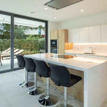 Sophisticated Fully Renovated Modern Villa Perfectly Positioned in the Heart of the New Golden Mile Picture 15