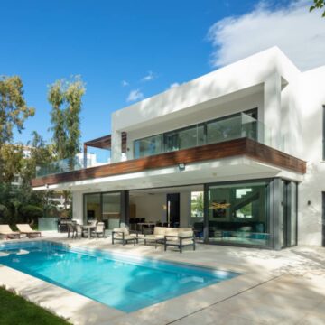 Sophisticated Fully Renovated Modern Villa Perfectly Positioned in the Heart of the New Golden Mile Picture 18