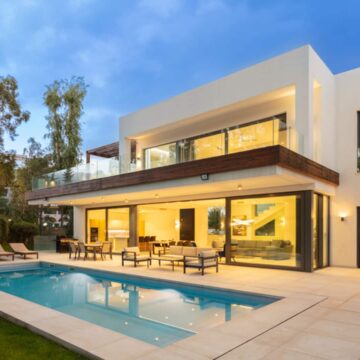 Sophisticated Fully Renovated Modern Villa Perfectly Positioned in the Heart of the New Golden Mile Picture 1