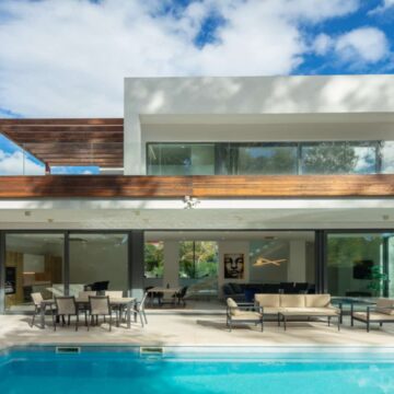 Sophisticated Fully Renovated Modern Villa Perfectly Positioned in the Heart of the New Golden Mile Picture 3