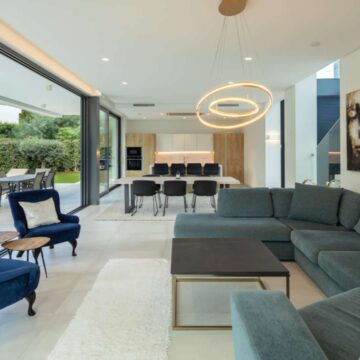 Sophisticated Fully Renovated Modern Villa Perfectly Positioned in the Heart of the New Golden Mile Picture 4