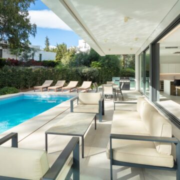 Sophisticated Fully Renovated Modern Villa Perfectly Positioned in the Heart of the New Golden Mile Picture 5