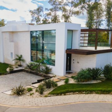 Sophisticated Fully Renovated Modern Villa Perfectly Positioned in the Heart of the New Golden Mile Picture 19