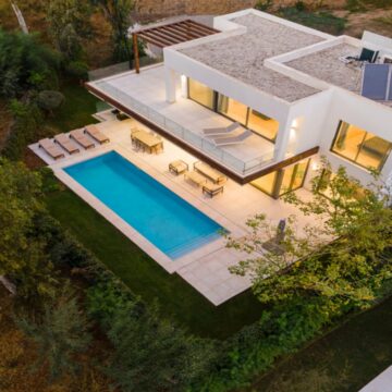 Sophisticated Fully Renovated Modern Villa Perfectly Positioned in the Heart of the New Golden Mile Picture 2