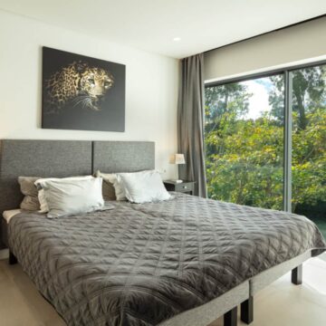 Sophisticated Fully Renovated Modern Villa Perfectly Positioned in the Heart of the New Golden Mile Picture 8