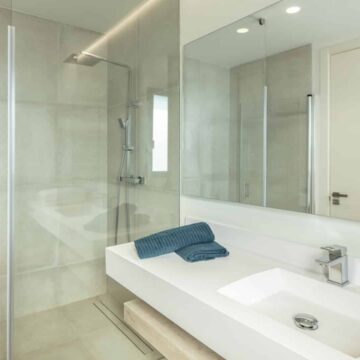 Sophisticated Fully Renovated Modern Villa Perfectly Positioned in the Heart of the New Golden Mile Picture 9