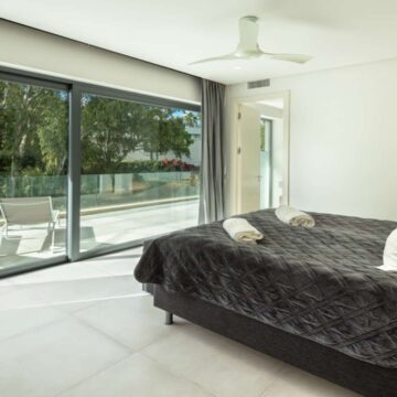 Sophisticated Fully Renovated Modern Villa Perfectly Positioned in the Heart of the New Golden Mile Picture 10