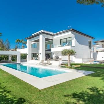 Stunning Newly Built Villa Perfectly Located Near Frontline Beach of Cortijo Blanco in San Pedro de Alcantara, Marbella Picture 0