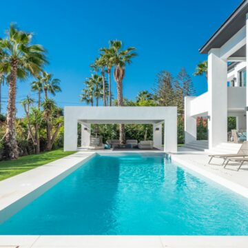 Stunning Newly Built Villa Perfectly Located Near Frontline Beach of Cortijo Blanco in San Pedro de Alcantara, Marbella Picture 2