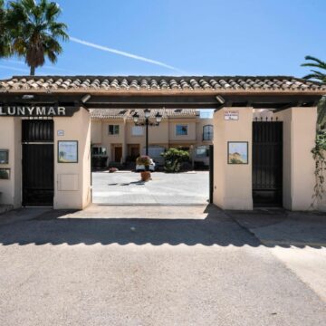 Unique Multi-Level Beachfront Townhouse located in a Gated Community near Estepona Town Picture 5