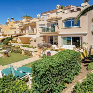 Unique Multi-Level Beachfront Townhouse located in a Gated Community near Estepona Town Picture 4