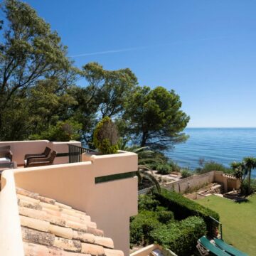 Unique Multi-Level Beachfront Townhouse located in a Gated Community near Estepona Town Picture 15