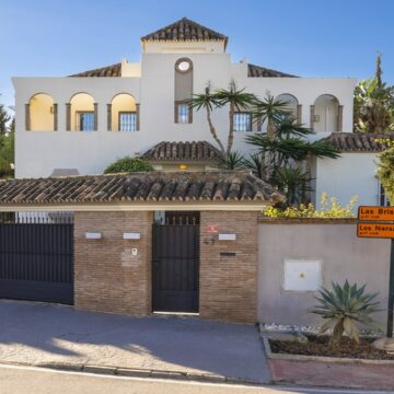 Partially Renovated Beautiful Villa in Nueva Andalucia, Marbella Picture 3