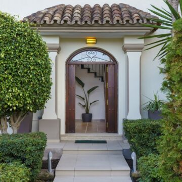 Partially Renovated Beautiful Villa in Nueva Andalucia, Marbella Picture 4