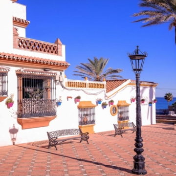 Elegant and Luxurious Townhouse in the Heart of Estepona Picture