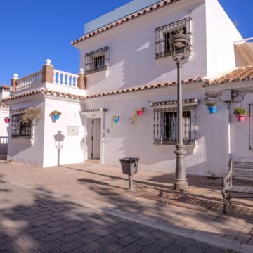 Elegant and Luxurious Townhouse in the Heart of Estepona Picture 0
