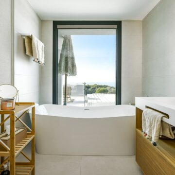 Magnificent and Modern Luxurious Villa with Stunning Views over the Mediterranean in Cabo Royale, Marbella East Picture 18