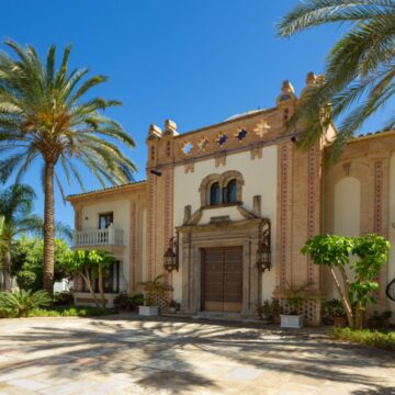 Majestic Lavish Mansion Located in a Tranquil Enclave of Sierra Blanca, Marbella Golden Mile Picture 4