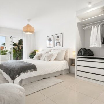 Stunning 3-bedroom Newly Renovated Apartment with Fantastic Views in Nueva Andalucia Picture 19