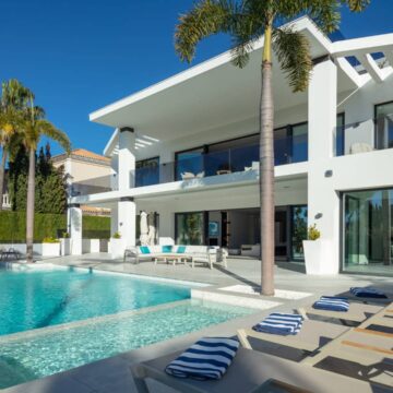 Stunning Masterpiece Villa in a Prime Location with Top-Notch Facilities in Nueva Andalucia Marbella Picture 3