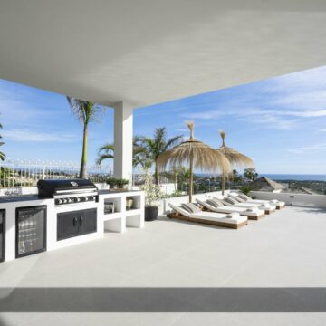 Luxurious Family Villa with Panoramic Views in the Prestigious Los Flamingos Golf Resort, Benahavis Picture 1