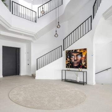 Luxurious Family Villa with Panoramic Views in the Prestigious Los Flamingos Golf Resort, Benahavis Picture 3