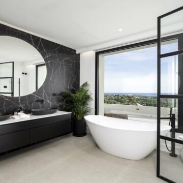 Luxurious Family Villa with Panoramic Views in the Prestigious Los Flamingos Golf Resort, Benahavis Picture 16