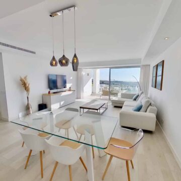 Modern Apartment with Sea View in Alcazaba Lagoon III Picture 10