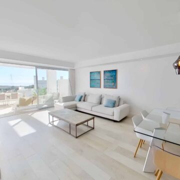 Modern Apartment with Sea View in Alcazaba Lagoon III Picture 12