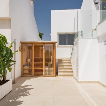 Charming Fully Renovated Beachfront Villa in Arena Beach, Estepona Picture 33