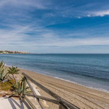 Charming Fully Renovated Beachfront Villa in Arena Beach, Estepona Picture 14