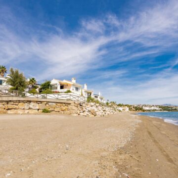 Charming Fully Renovated Beachfront Villa in Arena Beach, Estepona Picture 44