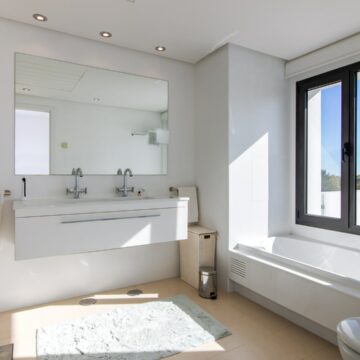 Bright Contemporary Villa with Magnificient Sea Views located next to a Golf Course and Beaches in La Alqueria, Benahavis Picture 19
