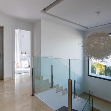 Bright Contemporary Villa with Magnificient Sea Views located next to a Golf Course and Beaches in La Alqueria, Benahavis Picture 14