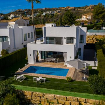 Bright Contemporary Villa with Magnificient Sea Views located next to a Golf Course and Beaches in La Alqueria, Benahavis Picture 1