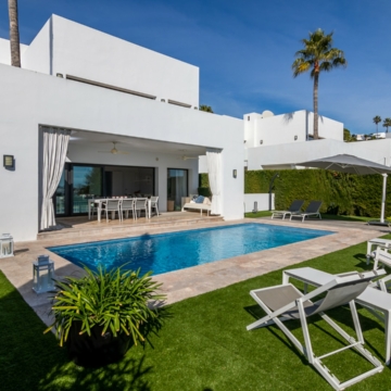Bright Contemporary Villa with Magnificient Sea Views located next to a Golf Course and Beaches in La Alqueria, Benahavis Picture 2
