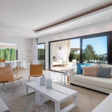 Bright Contemporary Villa with Magnificient Sea Views located next to a Golf Course and Beaches in La Alqueria, Benahavis Picture 4